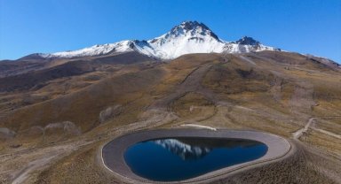 Erciyes'te yazın eriyen kar suni üretimle kışın pistlere geri dönüyor