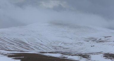 Erzurum ve Ardahan il merkezi ile Kars'ın yüksekleri karla kaplandı