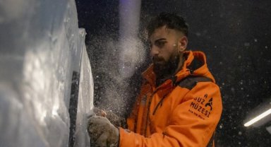 Erzurum'da dev buz kütleleri testere ve ütüyle sanat eserine dönüşüyor
