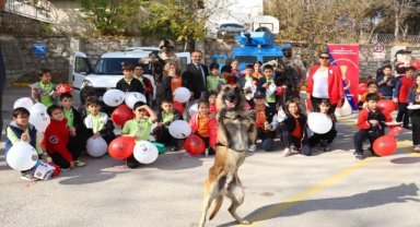 Eskişehir'de jandarmaya konuk olan öğrencilere eğitimli köpek "Atak" gösteri sundu