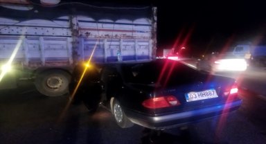 Eskişehir'de kamyona çarpan otomobilin sürücüsü yaralandı