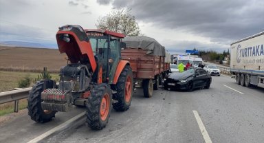 Eskişehir'de pancar yüklü traktöre çarparak tavanı ezilen otomobilin sürücüsü yaralandı