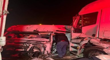 Eskişehir'de park halindeki 3 tıra çarpan tırın sürücüsü yaralandı