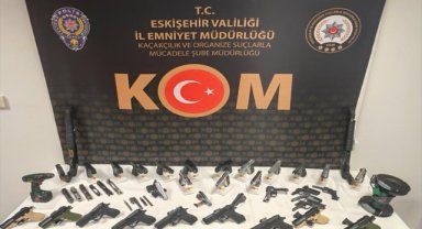 Eskişehir'de polis ekipleri kaçak silah atölyesine dönüştürülen eve baskın yaptı