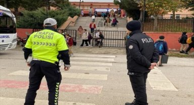 Eskişehir'de polis ekipleri okul çevrelerinde denetimlerini sürdürüyor