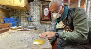 Fabrikatör devlet sanatçısı istiridye kabuklarını sanat eserine dönüştürüyor
