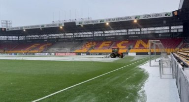 Fenerbahçe'nin rakibi Nordsjaelland'ın sahasında kar temizleme çalışmaları yapıldı