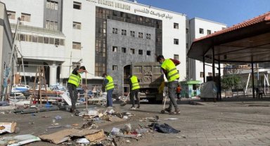 Filistinli gençler Gazze'deki Şifa Hastanesi'ni temizlemek için gönüllü oldu