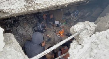 Gazzeliler, İsrail'in yıktığı evlerinin enkazında hayata tutunmaya çalışıyor