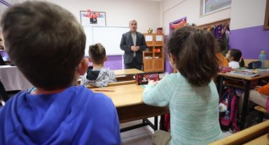 "Gönül gözüyle" gören Sabri öğretmen emekliliğine rağmen öğrencilerinden kopamadı