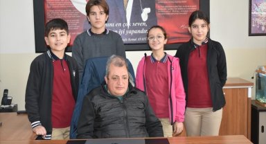 Görme engelli rehberlik öğretmeni öğrencilere kariyer hedefi çiziyor