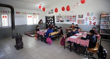 Gülşah öğretmen, 12 öğrencisi için her gün kilometrelerce yol katediyor