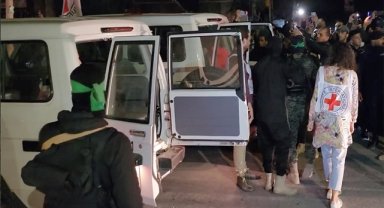 Hamas, 10 İsrailli esiri Kızılhaç yetkililerine teslim etti