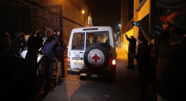 Hamas, 11 İsrailli esiri Kızılhaç yetkililerine teslim etti