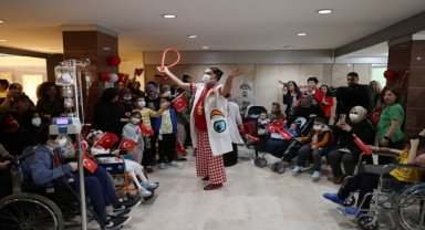 Hastanede tedavi gören çocuklar, "Cumhuriyet" etkinliğiyle moral depoladı 