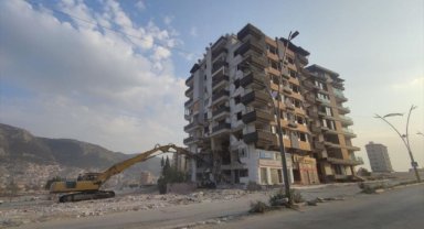 Hatay'da ağır hasarlı 4 bina kontrollü yıkıldı