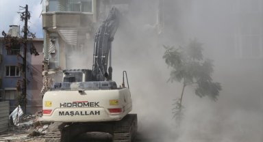 Hatay'da ağır hasarlı 5 bina kontrollü yıkıldı