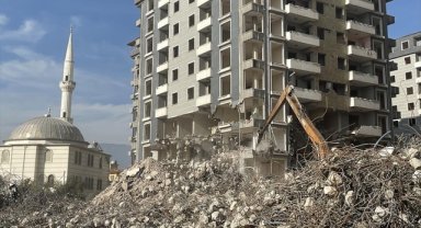 Hatay'da depremlerde ağır hasar alan 3 bina kontrollü yıkıldı