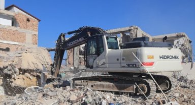 Hatay'da depremlerde ağır hasar alan 5 bina kontrollü yıkıldı