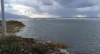 Hatay'da sağanak nedeniyle deniz taştı, sahil bandı su altında kaldı