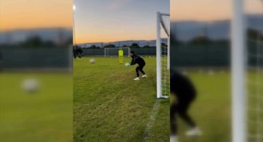 Hatayspor Teknik Direktörü Volkan Demirel, antrenmanda kaleye geçti