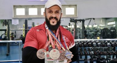 Hem antrenörü hem sporcusu olduğu branşta bileği bükülemeyen gençler yetiştiriyor