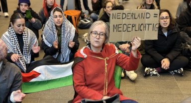 Hollanda'da seçim arifesinde yapılan oturma eyleminde "Gazze'de ateşkes" çağrısı yapıldı