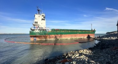 İnebolu sahilinde karaya oturan geminin çevresine bariyer çekildi