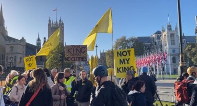 İngiltere'de Kral 3. Charles, monarşi karşıtlarının protestoları eşliğinde yeni yasama yılını açtı