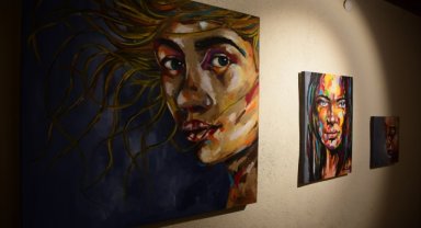 İşitme engelli ressam "hayalindeki sesleri" portrelerinde canlandırdı