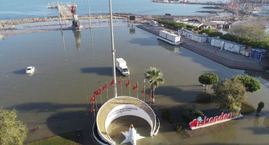 İskenderun'da denizin taşması sonucu su basan ev ve iş yerlerinde temizlik sürüyor