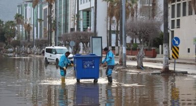 İskenderun'da denizin taşması sonucu su basan yerlerde temizlik sürüyor 