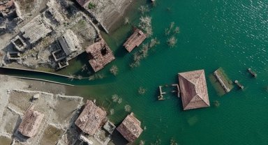 Isparta'da baraj sularının çekilmesiyle gün yüzüne çıkan taş evler görüntülendi 