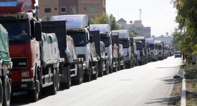 İsrail saldırıları altındaki Gazze'ye insani yardım taşıyan 30 tır daha ulaştı