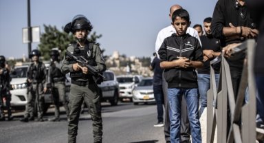 İsrail'in girişleri kısıtladığı Mescid-i Aksa'da sadece 5 bin 500 Filistinli cuma namazını kılabildi