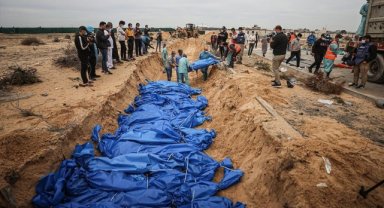 İsrail'in öldürdüğü 111 Filistinlinin cenazesi Han Yunus'ta toplu mezara defnedildi