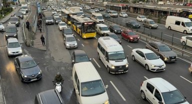 İstanbul'da ara tatilin ardından okulların açılmasıyla trafik yoğunluğu oluştu