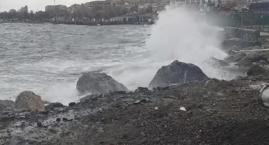 İstanbul'da fırtına hayatı olumsuz etkiledi