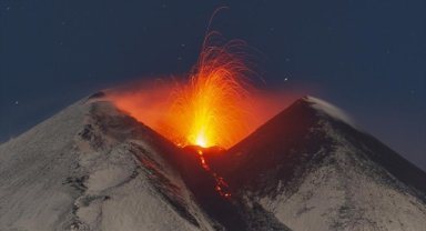 İtalya'da Etna Yanardağı bir kez daha kül ve lav püskürttü