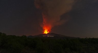 İtalya'da Etna Yanardağı yeniden faaliyete geçti