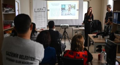 İzmir'de belediyenin veteriner işleri personeline hayvan psikolojisi eğitimi veriliyor