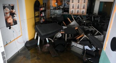 İzmir'de denizin taşması sonucu su basan iş yerlerinde tahliye ve temizlik çalışmaları sürüyor