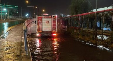İzmir'de sağanak nedeniyle derenin taşması sonucu evleri ve iş yerlerini su bastı