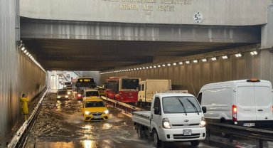 İzmir'de şiddetli sağanak ve fırtına hayatı olumsuz etkiliyor