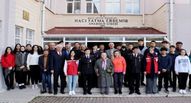 Jandarmadan emekli öğretmene duygulandıran kutlama