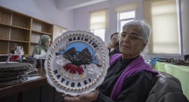 Kadınlar, Tunceli'ye özgü motiflerle süsledikleri hediyelik eşyalardan kazanç sağlıyor