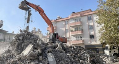 Kahramanmaraş'ta ağır hasarlı binaların yıkımı sürüyor