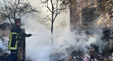 Kayseri'de hurda malzemelerin bulunduğu evde çıkan yangın söndürüldü