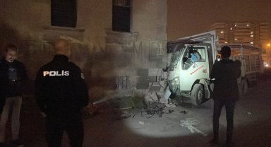 Kayseri'de imam nikahlı eşini darbeden zanlı polisten kaçarken yaptığı kazada yaralandı