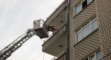 Kayseri'de itfaiye ekipleri yangında mahsur kalanları kurtardı